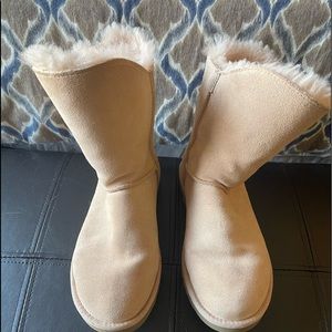 Uggs SZ 7, pink w/ silver side closures